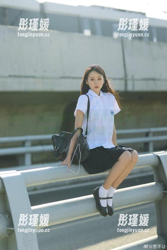 丽柜 - 细腻文静修女写真作品合集，呈现自然与人文的和谐之美