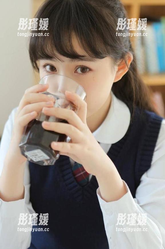 丽柜 - 蕾丝之美：菲菲的精彩写真合集，让你感受温柔与力量的碰撞