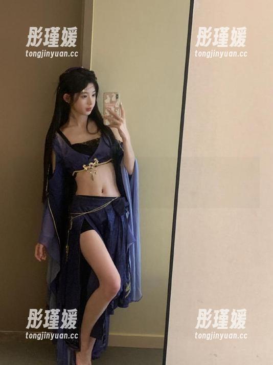 微密圈 - 于芷晴私拍作品大揭秘：连体衣演绎的时尚新风潮