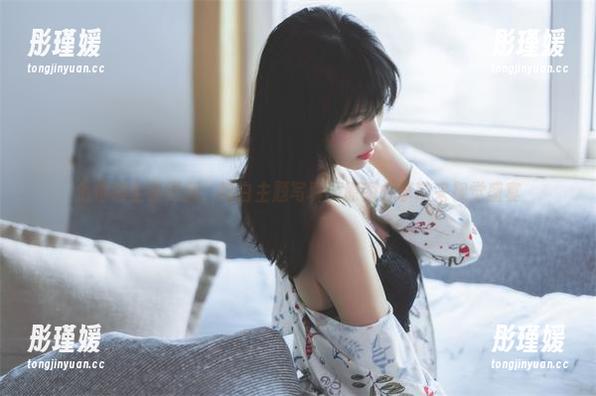 倦倦喵全新更新：纯白主题写真，原图分享带来视觉盛宴
