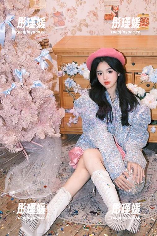 克拉女神 - 孟君制服美图全新合集：唯美瞬间，不容错过的视觉盛宴
