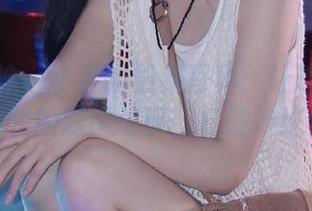 克拉女神 – 小芹的最新写真：让连衣裙演绎出独特的时尚故事，打破传统界限！
