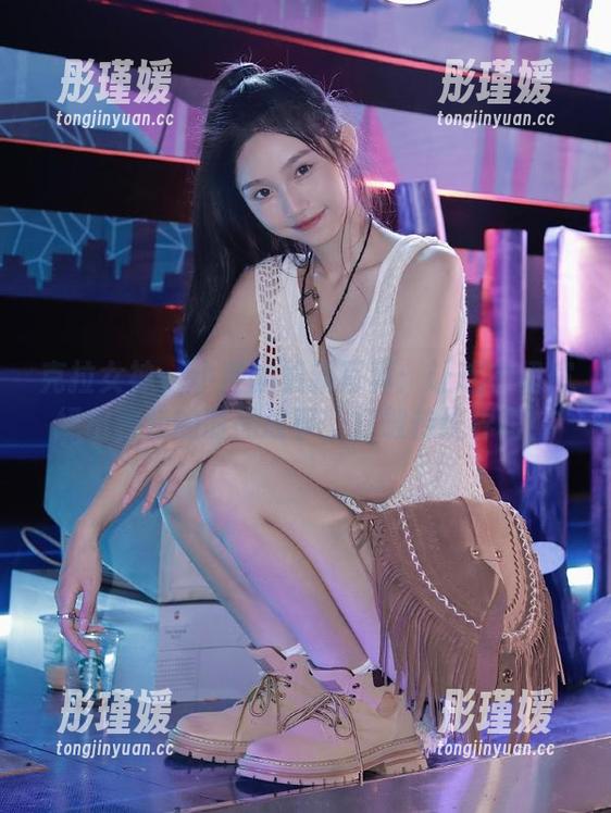 克拉女神 - 小芹的最新写真：让连衣裙演绎出独特的时尚故事，打破传统界限！