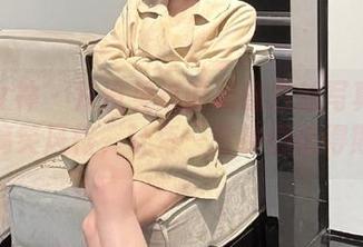 克拉女神 – 从没见过的杨暖白丝写真：无圣光搞笑风格，让每一分钟都值得期待！