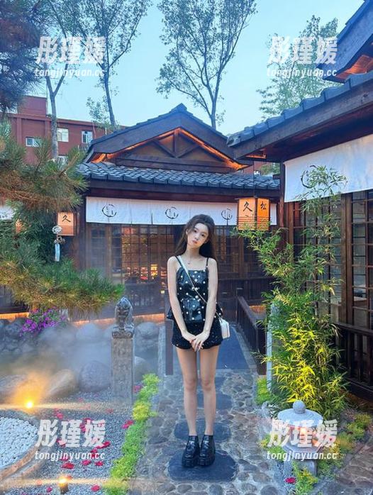 克拉女神 - 百琳私拍牛仔裤合集，完美诠释青春与活力的碰撞