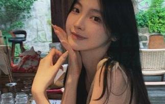 克拉女神 – 追逐阳光：盈盈在天台定制的写真作品，展现生活的影像之美