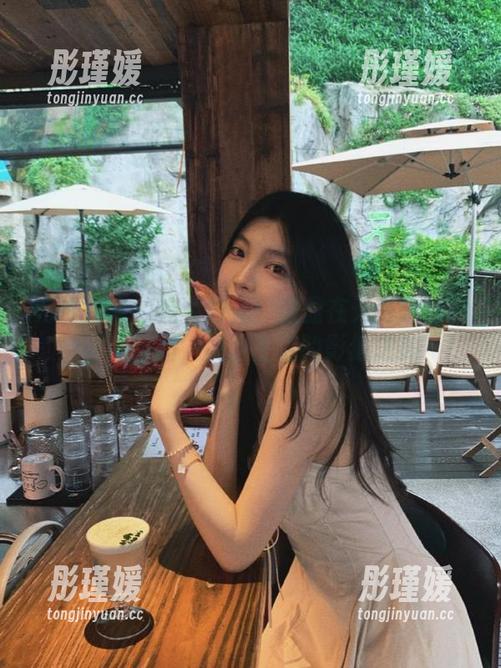 克拉女神 - 追逐阳光：盈盈在天台定制的写真作品，展现生活的影像之美