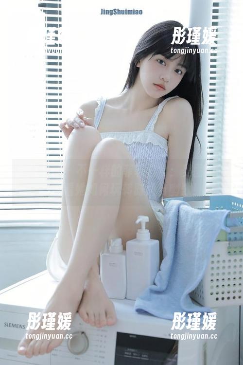 克拉女神 - 不一样的菲菲日常：美图更新，看看她如何玩转时尚与幽默！