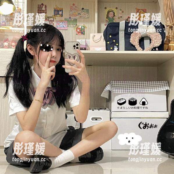 克拉女神 - 探索钟淇的牛仔裤魅力：精美图集资源带你领略不一样的风格