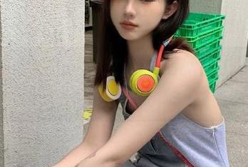 兔玩映画×小黄帽女孩：最新图片捕捉那些令人忍俊不禁的瞬间