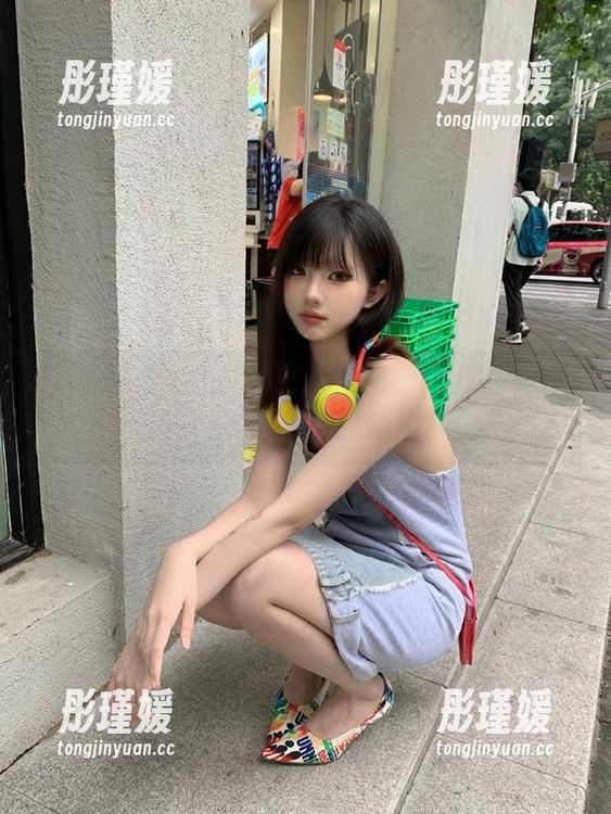 兔玩映画×小黄帽女孩：最新图片捕捉那些令人忍俊不禁的瞬间