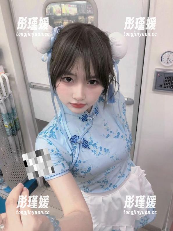 在兔玩映画献上的双马尾的白色居家服作品中，探索其中的每一幅图片，发现纯粹的美！