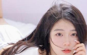 黑丝牛仔裙少女的迷人时刻，尽在兔玩映画写真图库中的作品