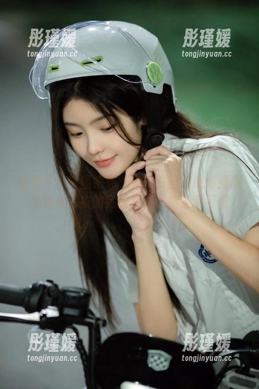 绝美写真套图来袭：兔玩映画展现体操服与露背毛衣的完美魔力，错过就可惜