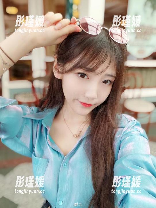 看看就知道，啾小妍金发芭比写真带来的福利让人无法抗拒！