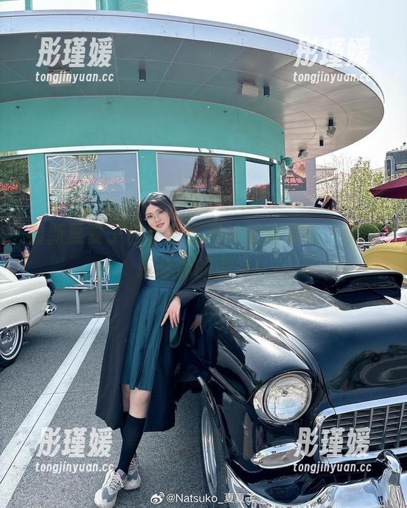 最新夏夏子白丝系列图片重磅发布，瞬间点燃你的期待！