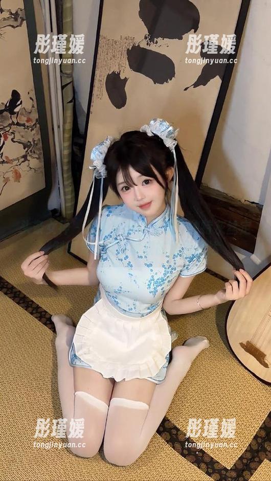 头条女神 - 冯雪娇为你呈现：独特灰丝定制图集，打破常规的时尚表达