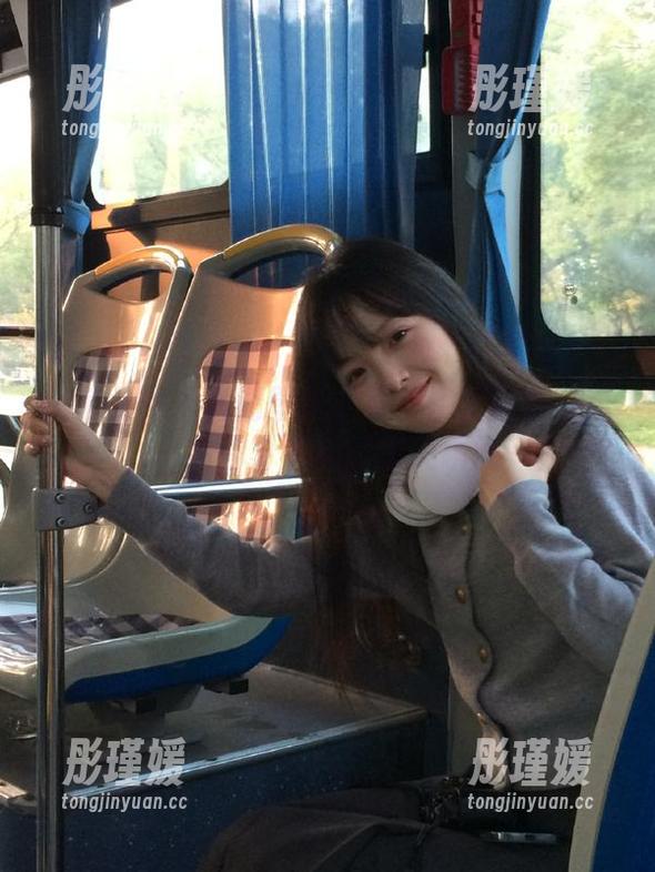 头条女神 - 高清壁纸下载：娜露童颜写真，与你分享她的甜美瞬间