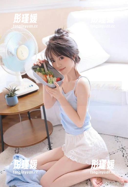 头条女神 - 王紫琳高跟鞋写真合集，完美展现你的时尚态度与风格！