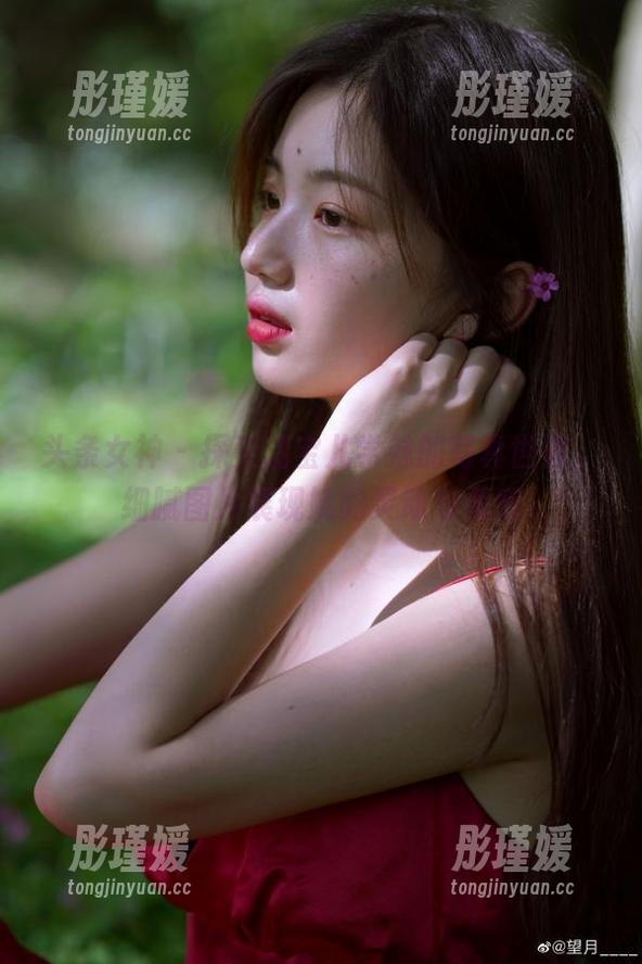 头条女神 - 探索瑞宝儿学妹的写真世界，细腻图片展现她的灵动与美感
