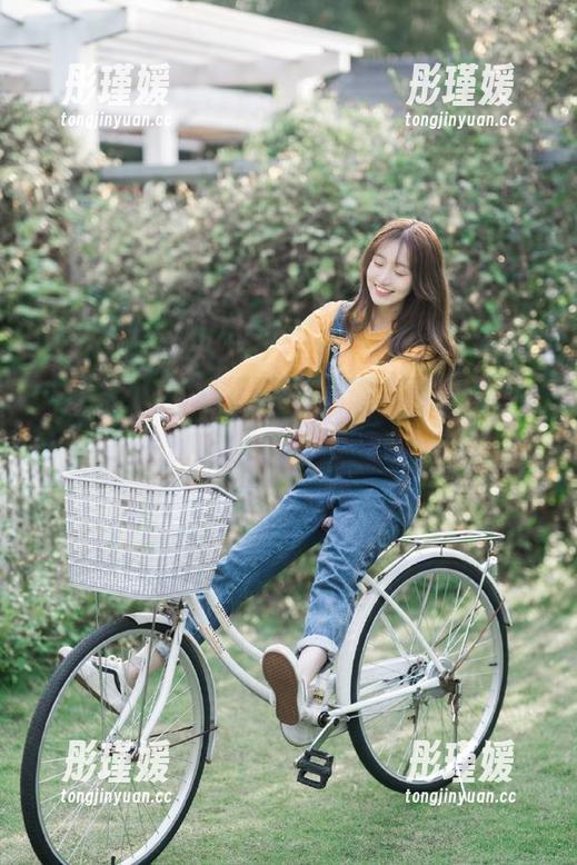 头条女神 - 在线纵览蔡楠的粉色写真合集，发现那些让人心动的瞬间！