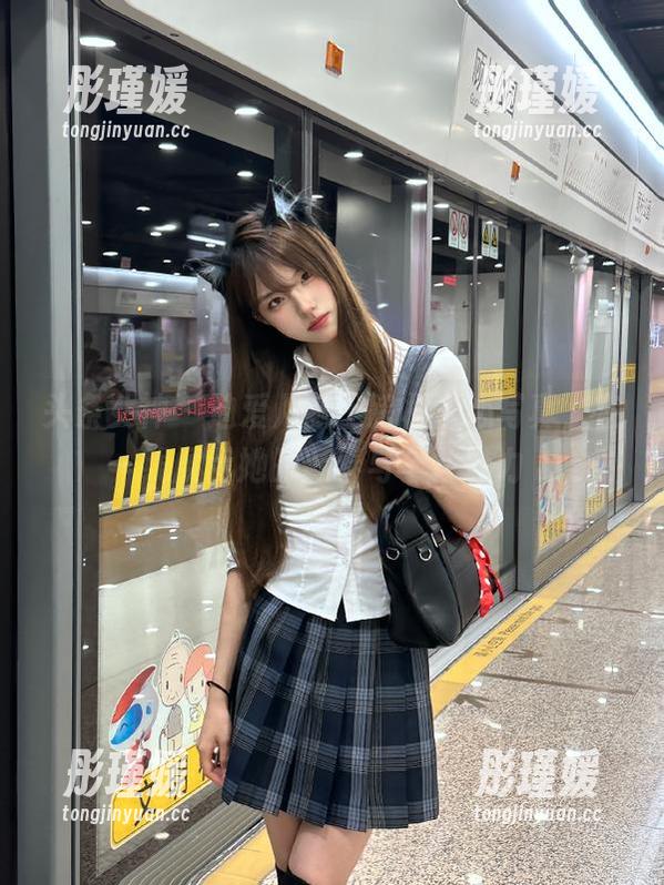 头条女神 - 迪爱儿献上跨栏背心写真，在线展示她的青春与个性魅力