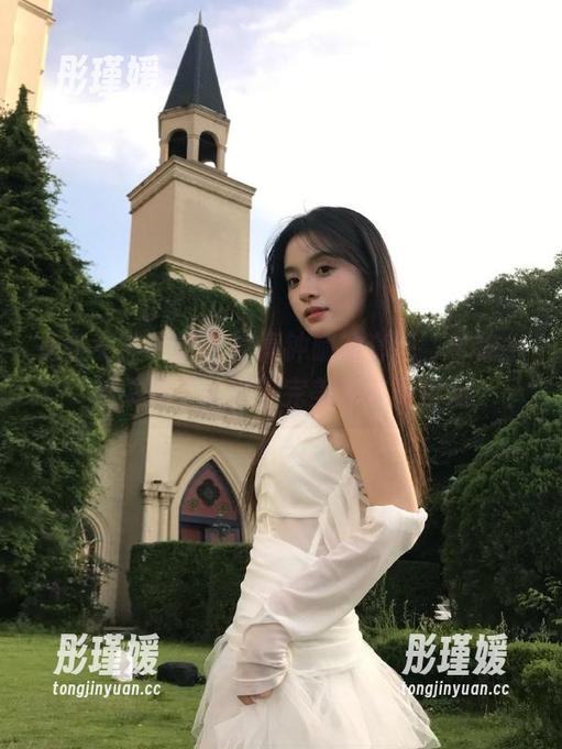 头条女神 - 微光照亮钟晴的套图，带你一起发现生活中不完美的美丽瞬间