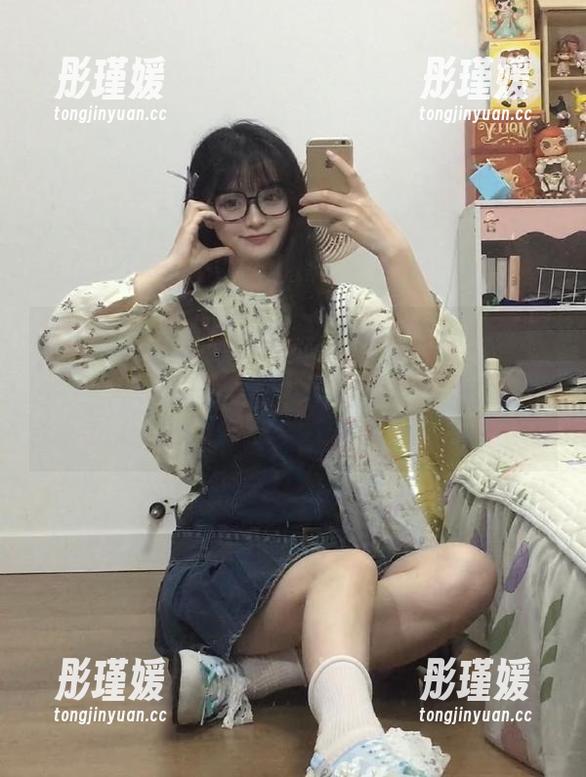 微密圈 - 汇聚时尚与潮流，“奔跑的晶骡儿”红色皮裤+丝袜摄影合集，绝对不容错过的套图！