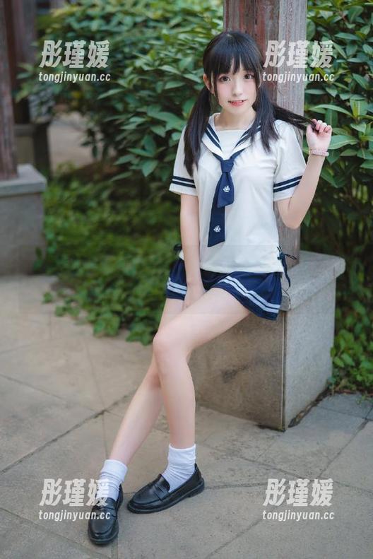 走进女主K的世界：蓝色泳装女仆写真原图照片全揭秘！