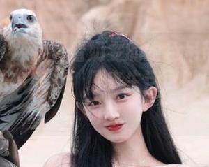 微密圈 – 免费查看奶雯的银色吊带裙照片，保证让你感叹：原来生活可以这么美好！