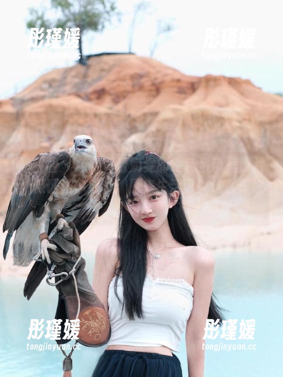 微密圈 - 免费查看奶雯的银色吊带裙照片，保证让你感叹：原来生活可以这么美好！