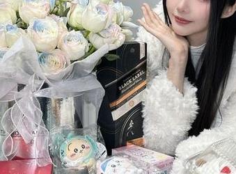 无圣光写真中的如月灰：露背毛衣勾勒出性感与优雅的结合