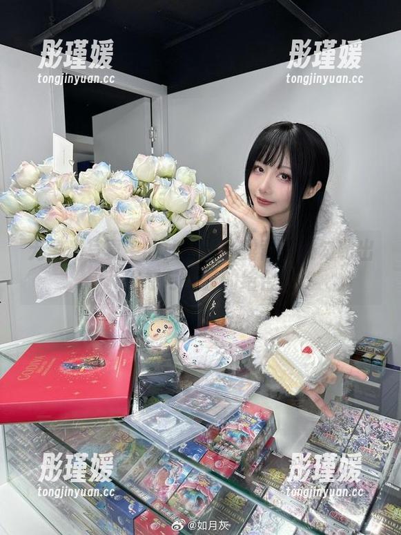 无圣光写真中的如月灰：露背毛衣勾勒出性感与优雅的结合