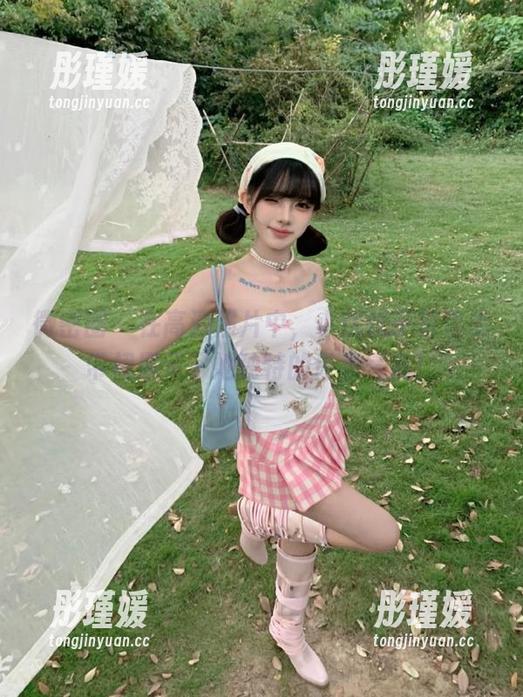 微密圈 - 在高清照片中，小优优子粉色吊带裙展示了她独特的青春气质！