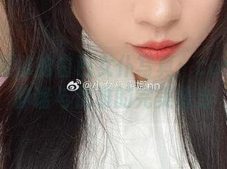 小女巫露娜的白色女仆写真：cos美图中静谧与优雅的完美结合
