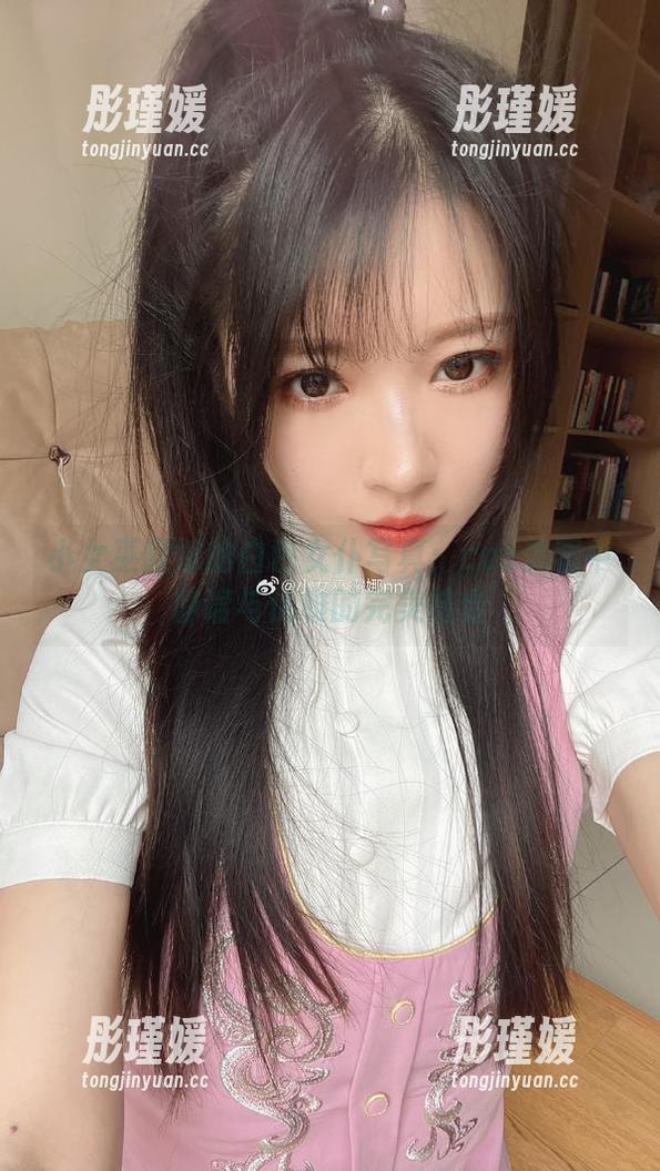 小女巫露娜的白色女仆写真：cos美图中静谧与优雅的完美结合