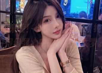 最新作品来袭！小小奶瓶儿的《纯白》，白得像我心中的纯洁少女梦。