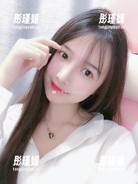 捕捉“小小奶瓶儿”女王的每一个动人瞬间，尽在这本精美的写真集原图中！