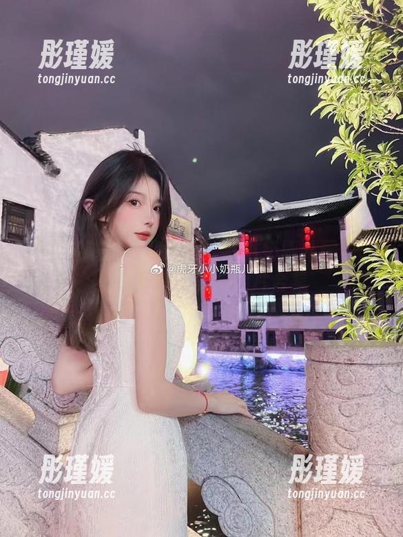 不容错过的写真原图：小小奶瓶儿展现白衬衫穿搭的美丽照片合集