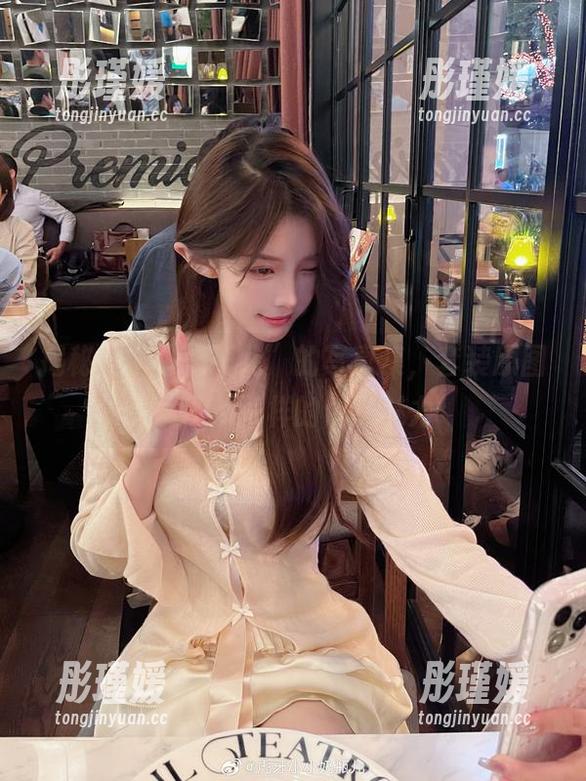 揭秘“小小奶瓶儿”的写真集，套装原图展现不一样的个人魅力