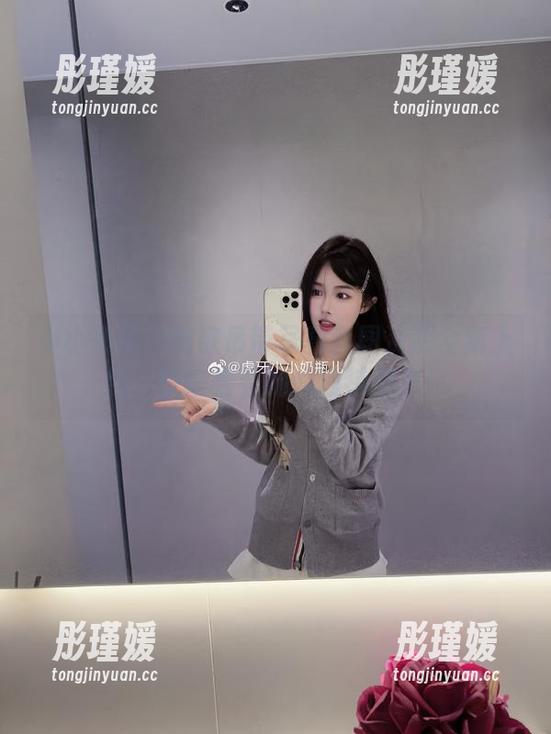 小小奶瓶儿纯欲吊带写真套图资源全新上线，快来看看她的独特魅力！