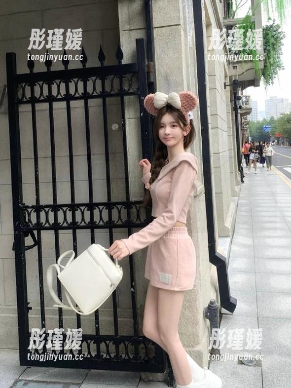 微密圈 - 小玉吃果冻写真合集中的每个瞬间都捆好了，快来一起探索她的奇妙可爱之旅！