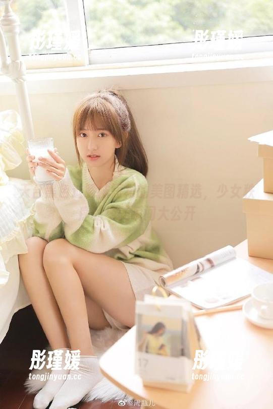 天台黑色过膝袜短裙的美图精选，少女秩序的绝美瞬间大公开