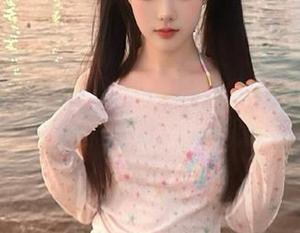 尤果网 – 王莹的浴室探秘：畅享唯美壁纸，感受每一幅美图中的温暖与柔情！