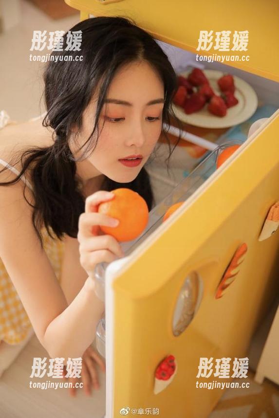 尤果网 - 滑入莉恩兔女郎的魅力空间，观看她的作品如何打破常规，颠覆你对美的认知！