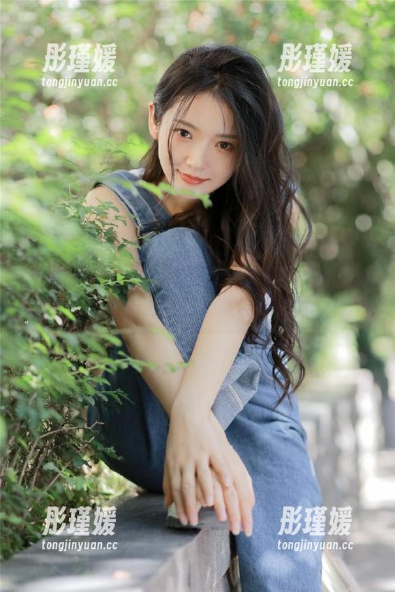 尤果网 - 靳宝泳池写真：在波光粼粼中寻觅纯粹，品味她的绝美照片