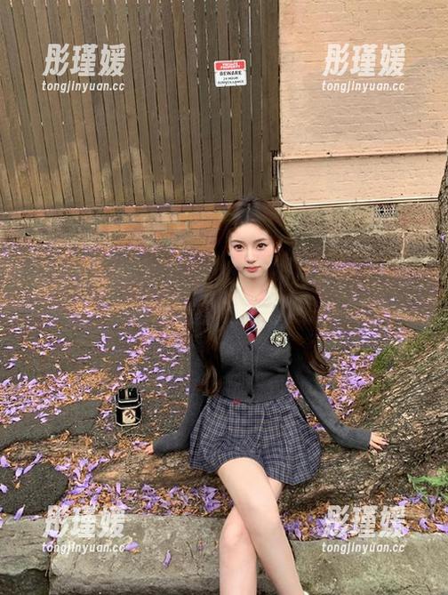 尤蜜荟 - 娜娜子yy如何驾驭白衬衫：一组创意写真图集的灵感分享