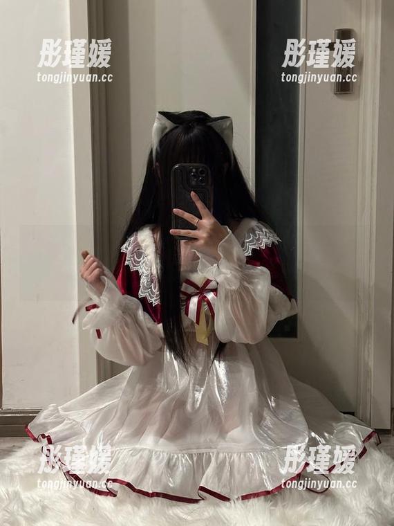 探索职场新风尚，巧克力小圆面包最新入职培训主题的cos写真