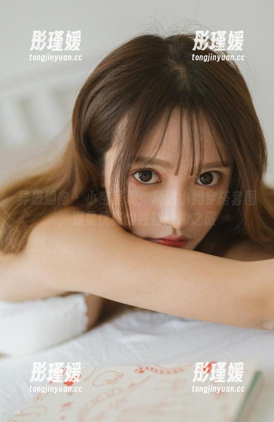 异思趣向 - 小宝呈现：精选小妈穿搭套图，温柔优雅的独特时尚之旅