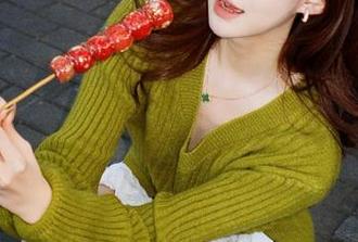 想要个公主抱带来的最新图册，白衬衫下的每一帧都诉说着难以言喻的美丽与故事。